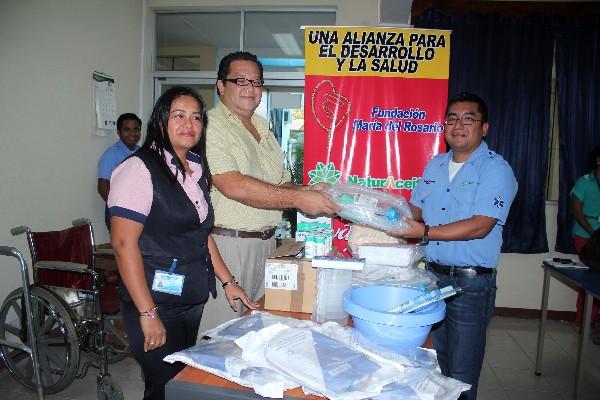 Delegados de  firmas   entregan  insumos.