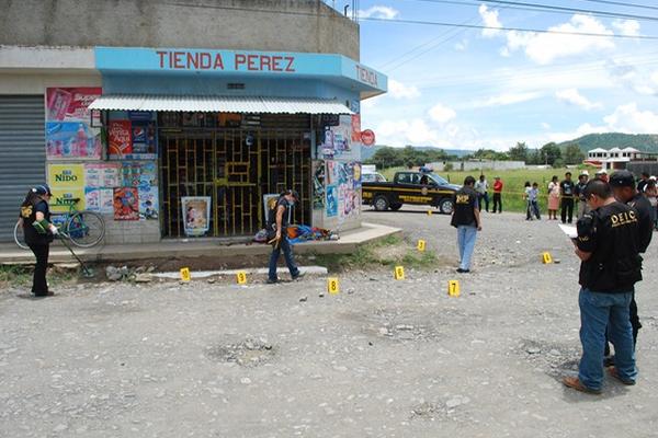 Fiscales del Ministerio Público trabajan en la escena del doble crimen. (Foto Prensa Libre: Mike Castillo)