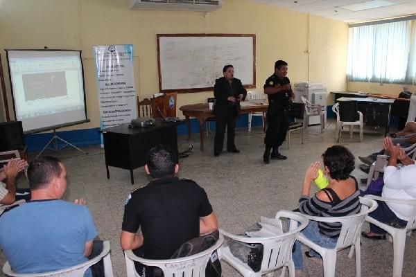 Capacitadores imparten charla.