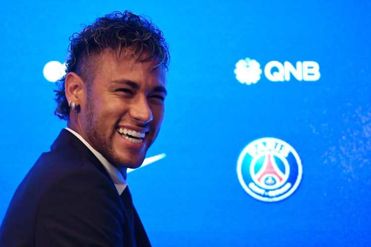 Neymar se mostró feliz ante las cámaras en París. (Foto Prensa Libre: AFP)