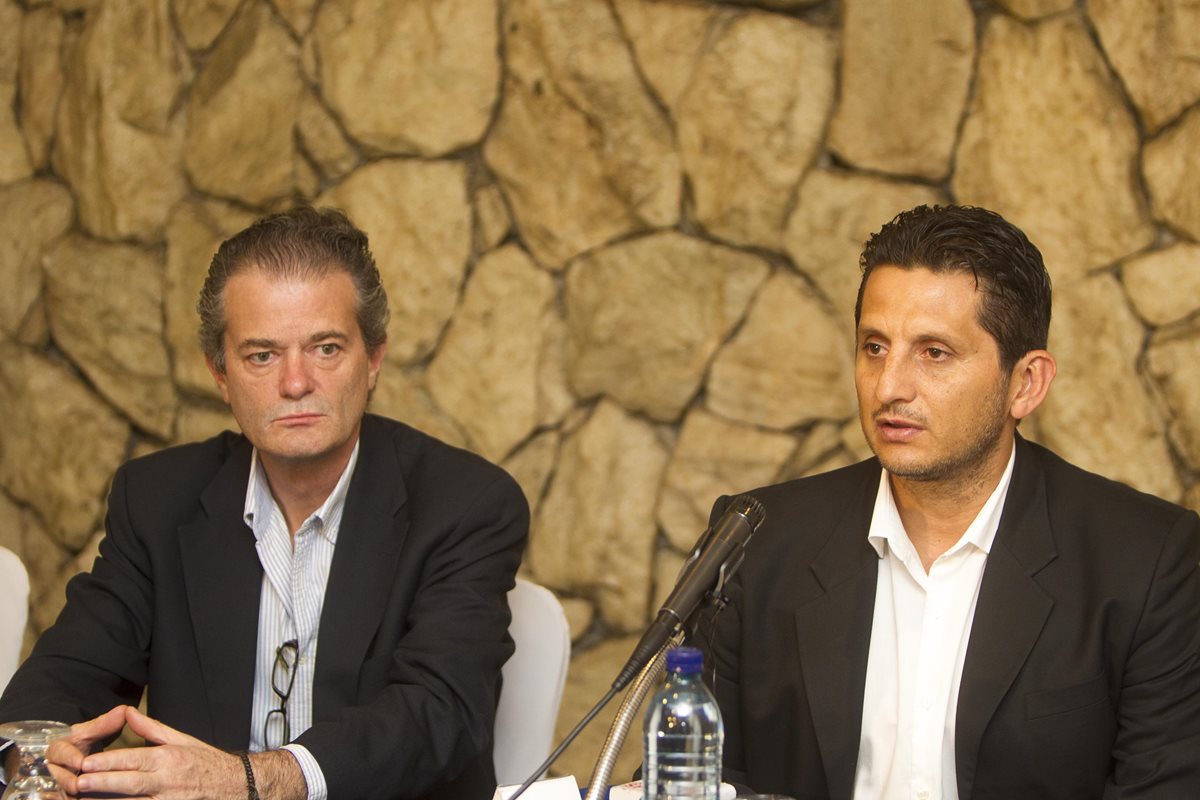 Ronald González (derecha) tiene la dura misión de sacar del naufragio a los cremas. (Foto Prensa Libre: Norvin Mendoza)