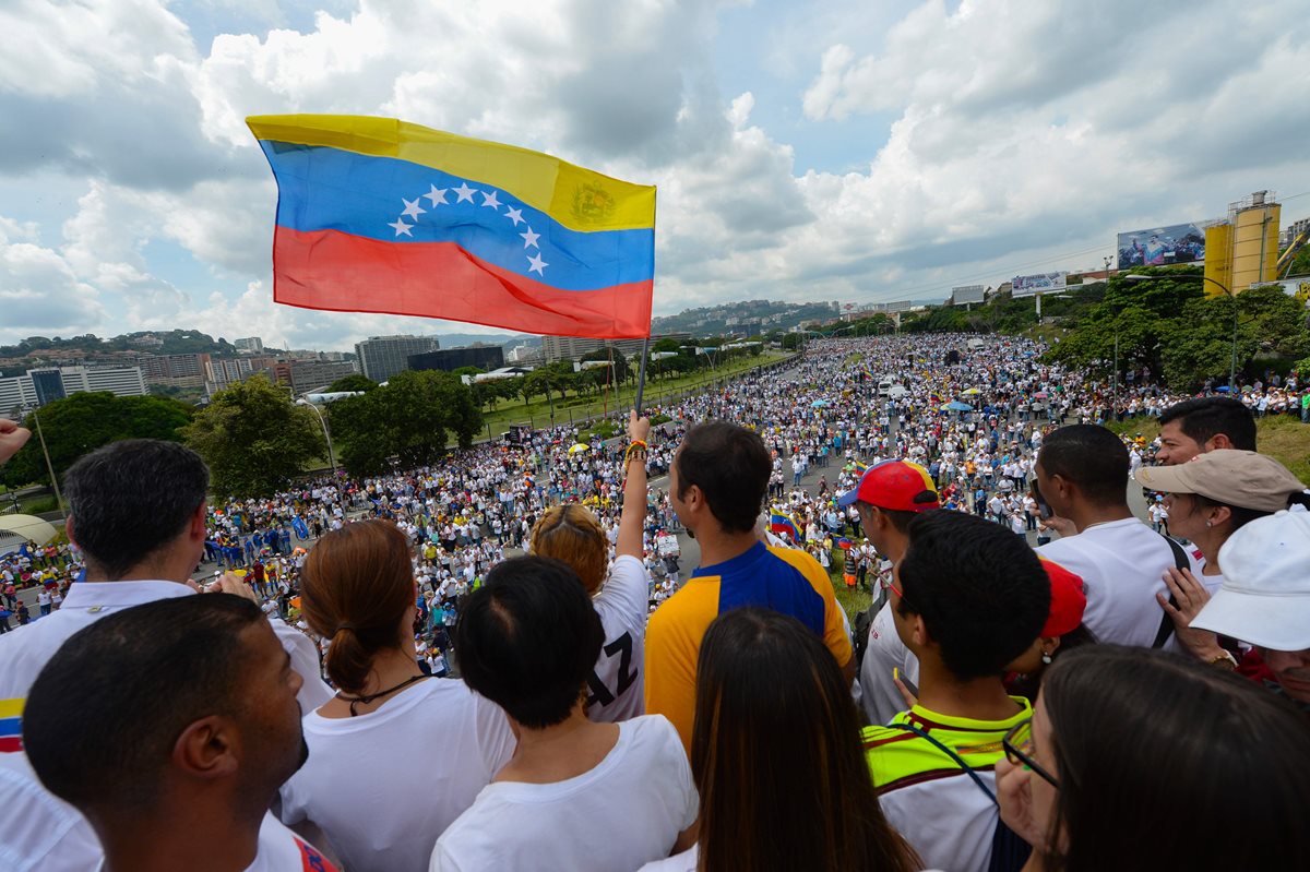 Lilian Tintori ondea una bandera venezolana. (Foto Prensa Libre: AP).