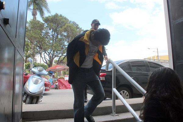 Emerson Elí Menéndez, sindicado de la muerte de dos mujeres, es ingresado al Juzgado de Primera Instancia Penal de Jalapa. (Foto Prensa Libre: Hugo Oliva)