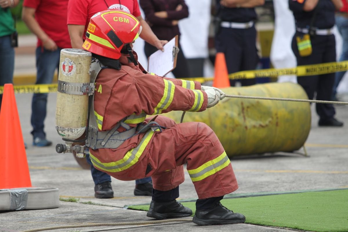 Socorrista participa en una de las pruebas de resistencia. (Foto Prensa Libre: Erick Ávila).