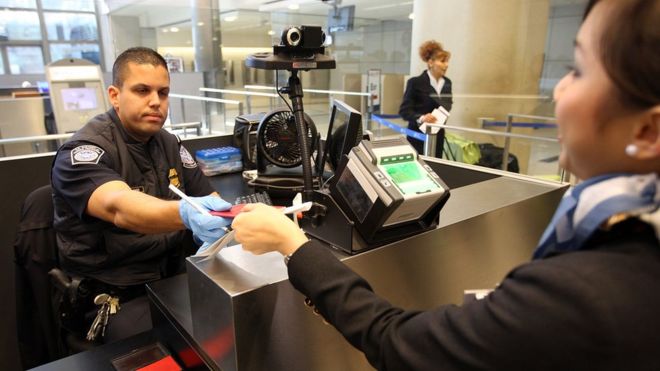 La revisión de dispositivos electrónicos ocurre una vez que un extranjero pasa por el control de pasaportes y visas. (GETTY IMAGES)
