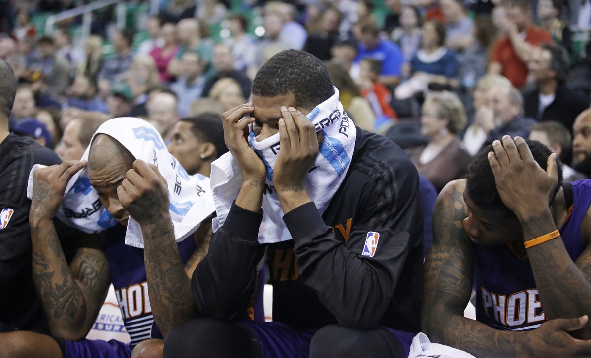 Markieff Morris, centro, no verá acción en dos encuentros por su mal comportamiento con el entrenador de los Suns. (Foto Prensa Libre: AP)