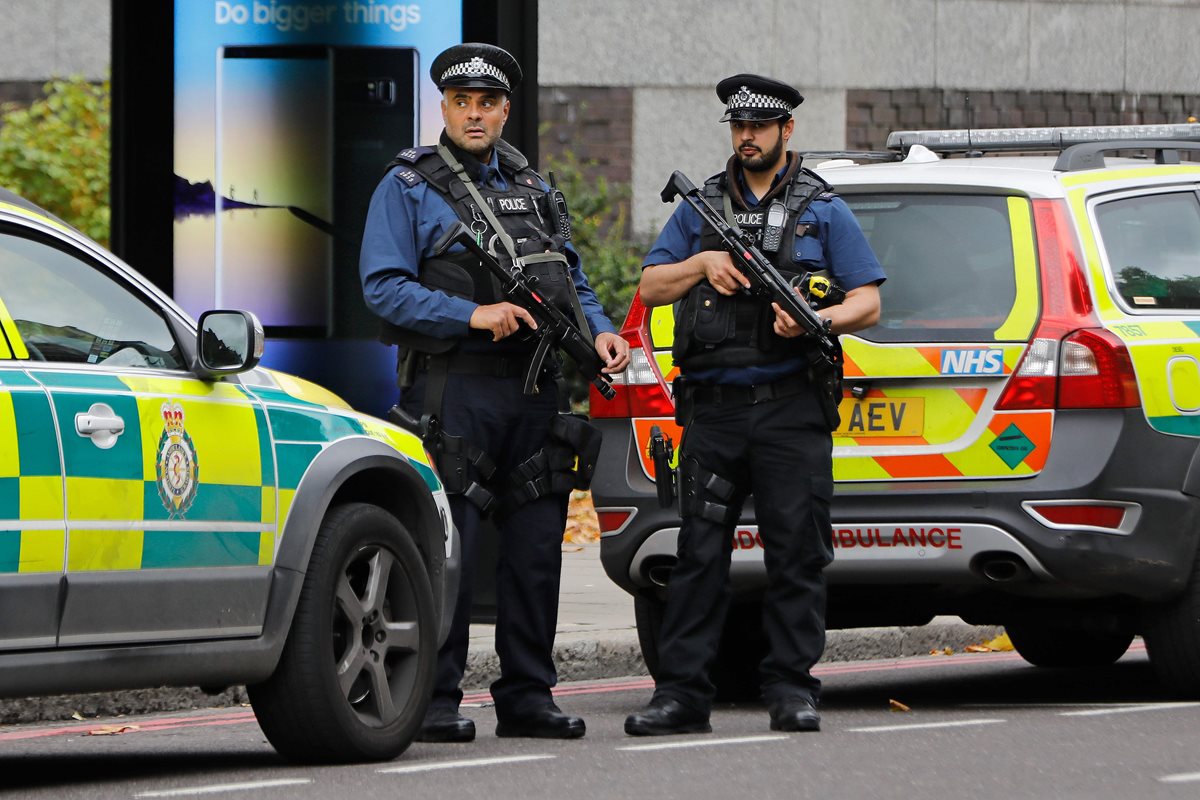 Agentes armados custodian el área en Kensington, Lóndres, Inglaterra luego de que un hombre atropelló a varias personas.(Foto Prensa Libre: AFP)