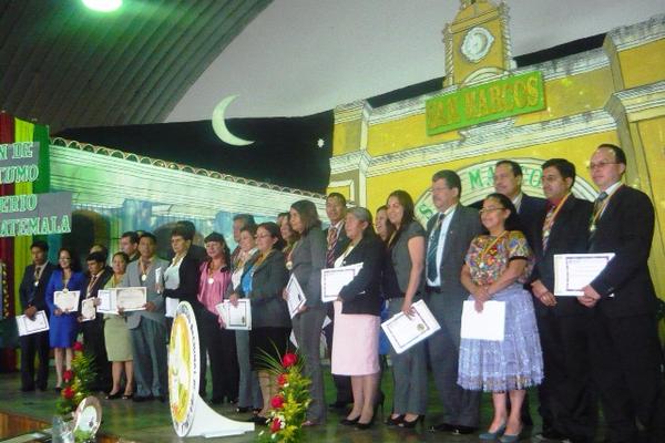 Grupo de maestros que fueron homenajeados en San Marcos. (Foto Prensa Libre: Genner Guzmán) <br _mce_bogus="1"/>