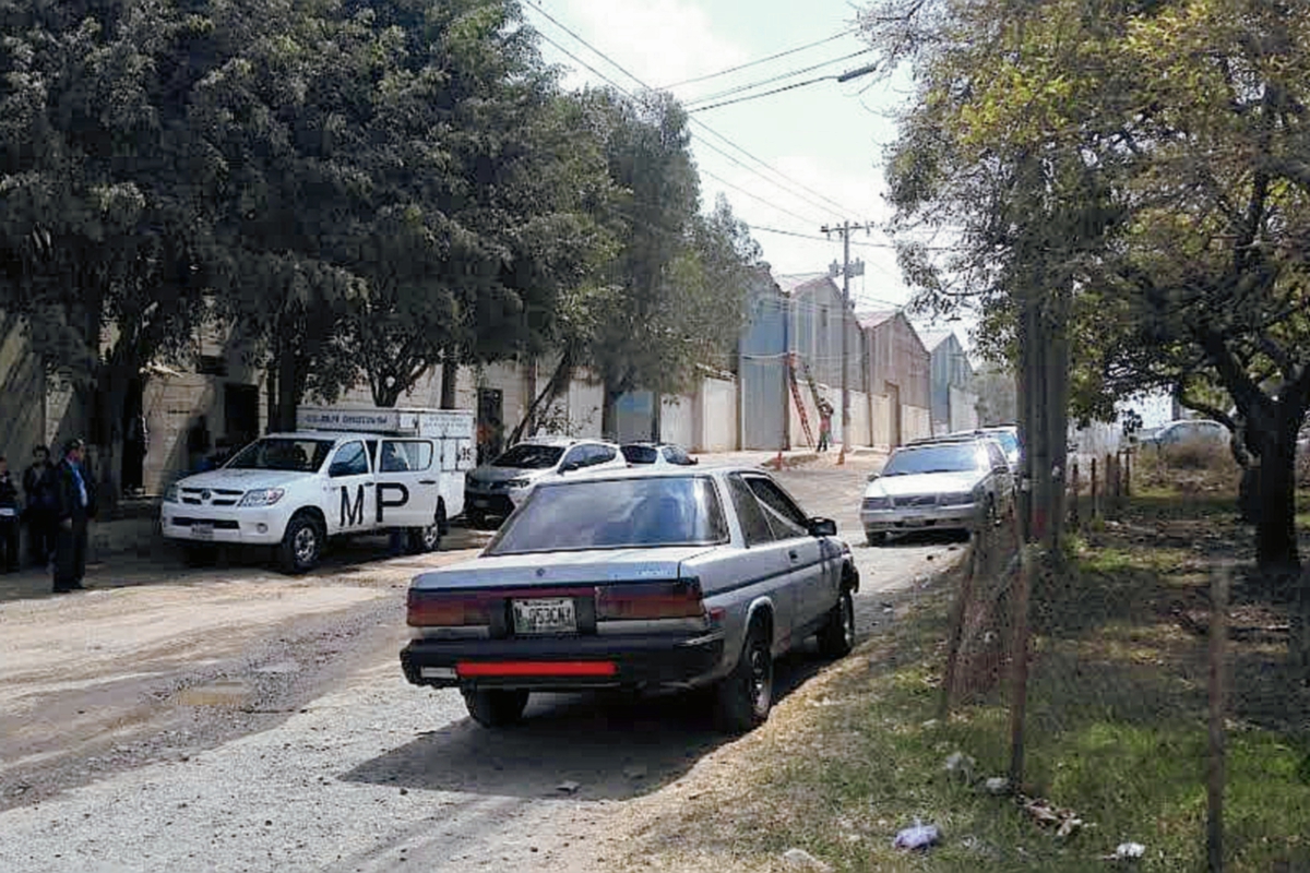 Las víctimas estacionaron su vehículo en una rampa auxiliar luego de los disparos. (Foto Prensa Libre: José Manuel Patzán)