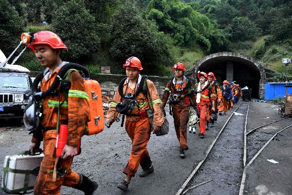Equipos de rescate abandonan la mina de carbón en Yongchuan de Chongqing,China. (Foto Prensa Libre:EFE).