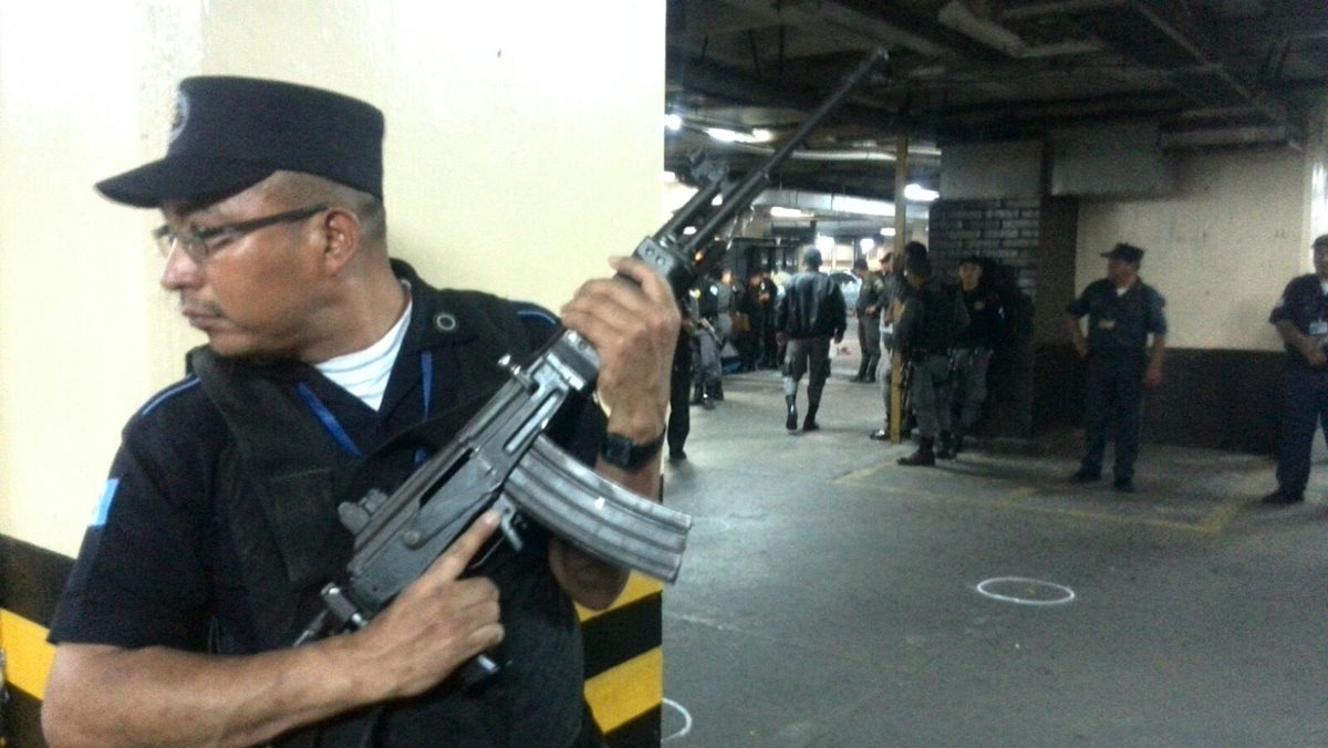 Un guardia del SP atento durante el enfrentamiento entre pandilleros. (Foto Prensa Libre: tuiter)