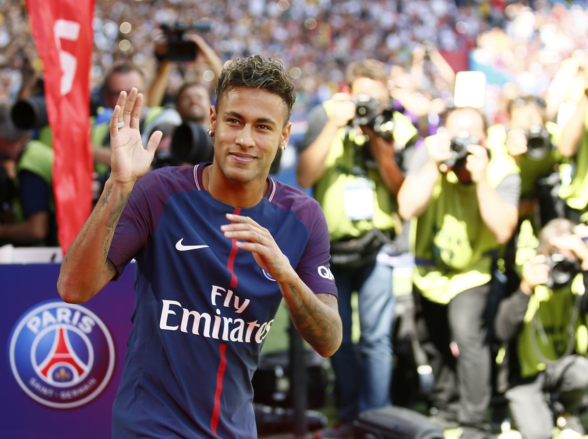 Neymar durante su presentación frente a la afición parisina, este sábado. (Foto Prensa Libre: AP)