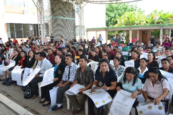 Docentes  chortíes  participan en el acto de graduación, en el Cunori.
