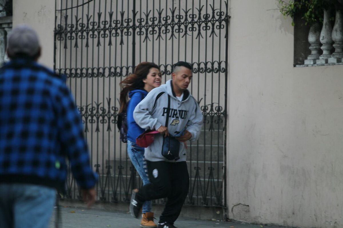La pareja fue captada huyendo luego de intentar asaltar a un joven. (Foto Prensa Libre)