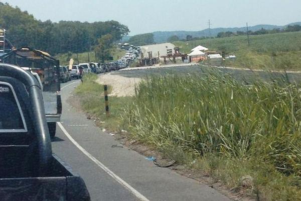 Congestionamiento en Cocales, Suchitepéquez. (Foto cortesía de Óscar Solórzano)