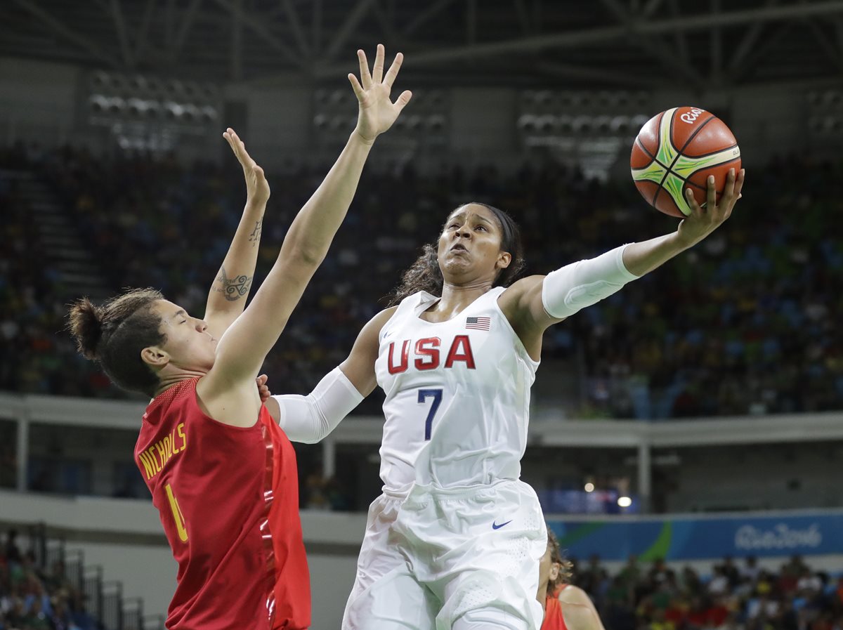 Maya Moore (7) de Estados Unidos supera a la española Laura Nicholls (4), en la final del baloncesto femenino de Río 2016 (Foto Prensa Libre: AP)