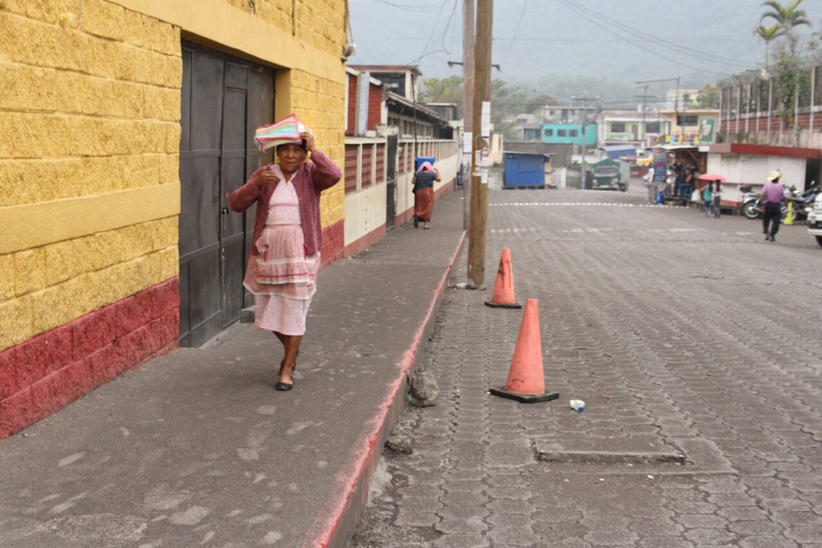 Los vecinos de San Pedro Yepocapa, Chimaltenango, temen daños por la ceniza del Volcán de Fuego, (Foto Prensa Libre: Víctor Chamalé)
