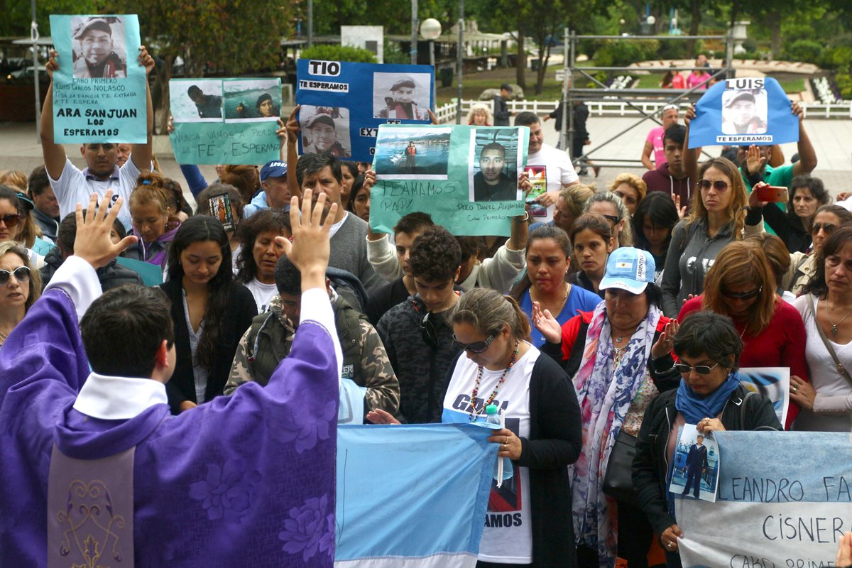 Familiares, amigos y simpatizantes de los 44 tripulantes argentinos del submarino ARA San Juan rezan luego de finalizar una marcha. (Foto Prensa Libre: EFE)