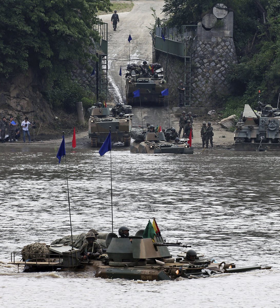 <em>Un vehículo armado cruza el río Imjin en la frontera con Corea del Sur durante unas maniobras en Paju. (Foto Prensa Libre: EFE).</em>