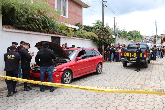 Vehículo donde fue encontrado el cuerpo sin vida de Kan Mateo Riquiac, de 21 años. (Foto Prensa Libre: Héctor Cordero)