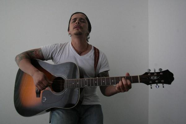Tavo Bárcenas, músico guatemalteco trabaja en nueva producción. (Foto Prensa Libre: Keneth Cruz)