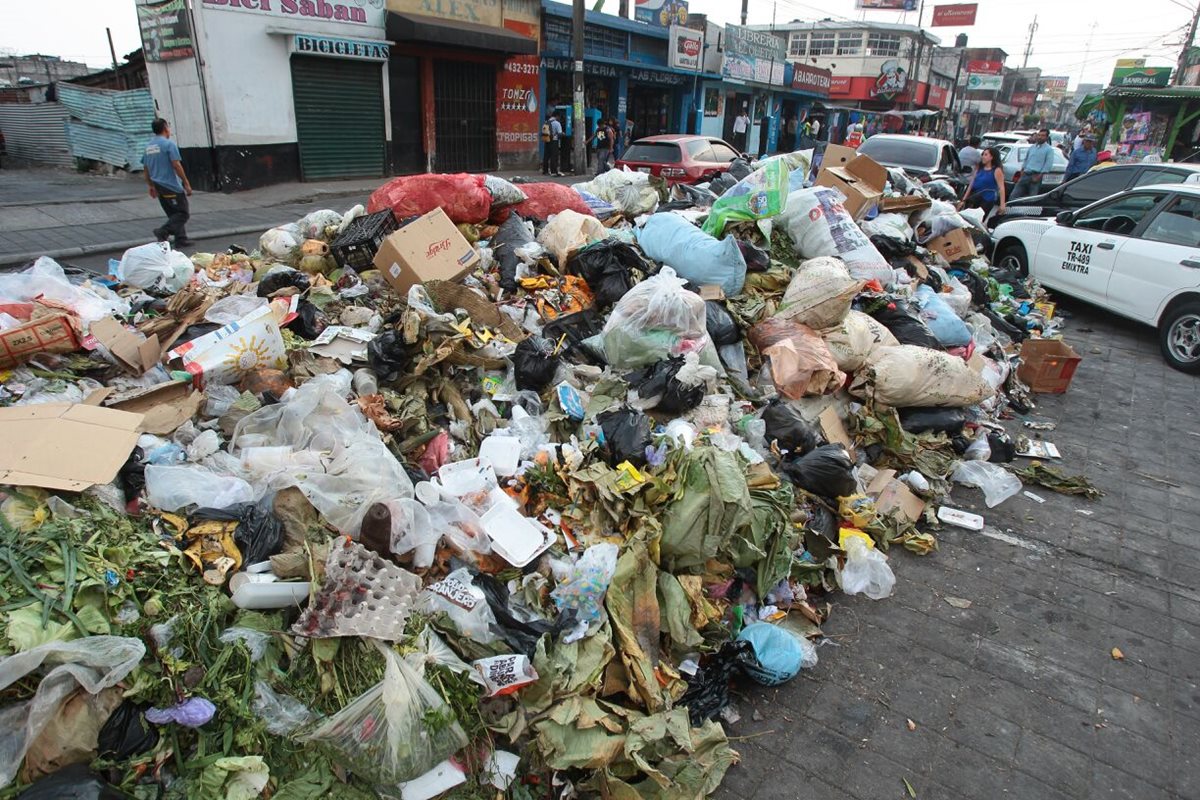 Se puede observar en el mercado La Florida en la zona 19 la gran acumulación de basura, lo que puede generar contaminación. (Foto Prensa Libre: Álvaro Interiano)
