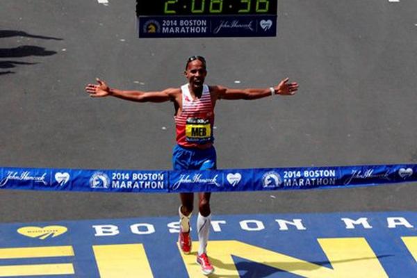 Meb Keflezighi ganó este lunes el Maratón de Boston. (Foto Prensa Libre: AP)