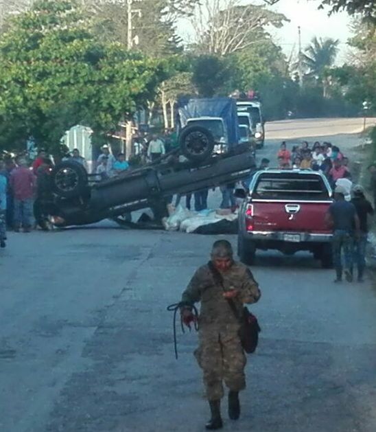 El picop en el que viajaban los soldados volcó por el mal estado de la carretera. (Foto Prensa Libre: Cortesía)