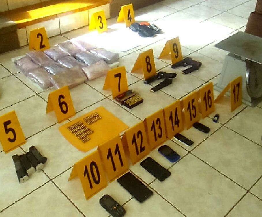Toda la evidencia que encontró el Ministerio Público en la casa allanada en Mixco. (Foto Prensa Libre: PNC)