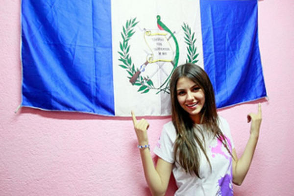 La actriz Victoria Justice posa con la bandera de Guatemala, en 2011 (Foto: looktothestars.org).