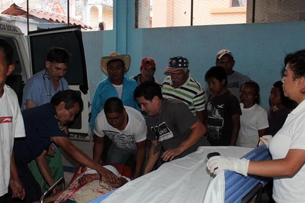 Socorristas ingresan a Margarita Lorenzo Galicia al Hospital Nacional de Jalapa. (Foto Prensa Libre: Hugo Oliva)