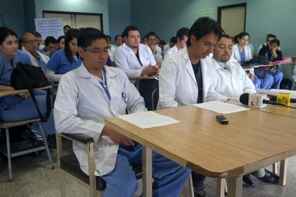 Médicos del San Juan de Dios en asamblea permanente. (Foto Prensa Libre: Bill Barreto)