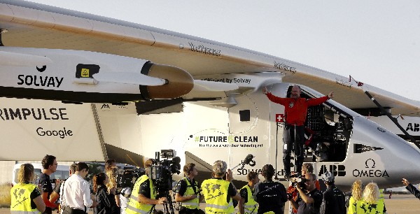 Bertrand Piccard es saludado luego dde aterrizar en San Pablo de Sevilla. (Foto Prensa Libre: EFE)