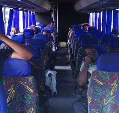 Los 23 ciudadanos de la República del Congo viajan en un autobús en Guatemala, de forma ilegal. (Foto Prensa Libre: Facebook)