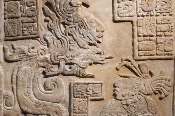 Dintel 15 de Yaxchilán. A la izquierda, una serpiente de Visión (Foto Prensa Libre: Justin Kerr / Mayavase.com).<br _mce_bogus="1"/>