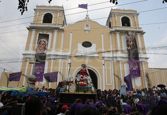 Salida del anda de la Santísima Virgen de Dolores de la Parroquia Santa Cruz del Milagro el Lunes Santo de 2011. (Foto: Hemeroteca PL)