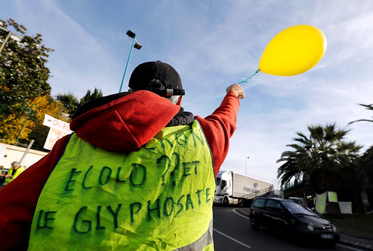 El chaleco amarillo se ha convertido en un símbolo de protesta de los automovilistas y ciudadanos galos contra la subida de los impuestos y los precios del combustible. (Foto Prensa Libre: EFE)