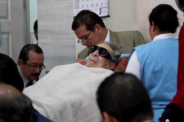El 5 de enero, Ríos Montt fue trasladado en camilla al tribunal para el inicio del juicio. (Foto Prensa Libre: AP)<br _mce_bogus="1"/>