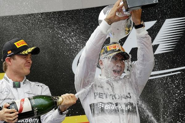 El efusivo festejo de Hamilton al finalizar la carrera. (Foto Prensa Libre: AP)