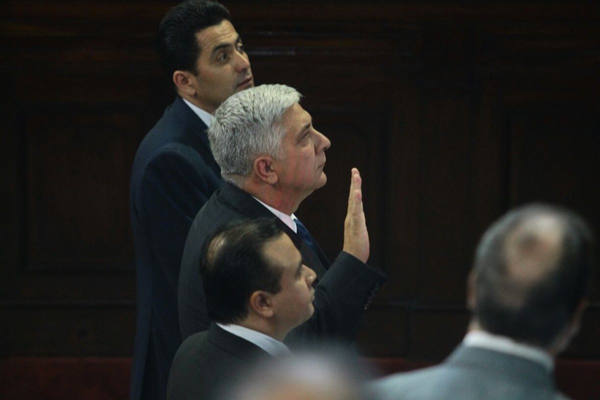 Herbert Melgar Padilla es juramentado en el pleno del Congreso de la República. (Foto Prensa Libre: Álvaro Interiano)