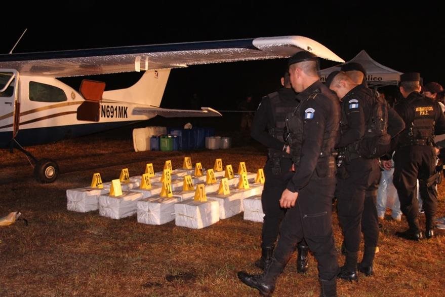 Oficiales de la PNC custodian la droga incautada en Sicapate, Escuintla. (Foto: PNC)