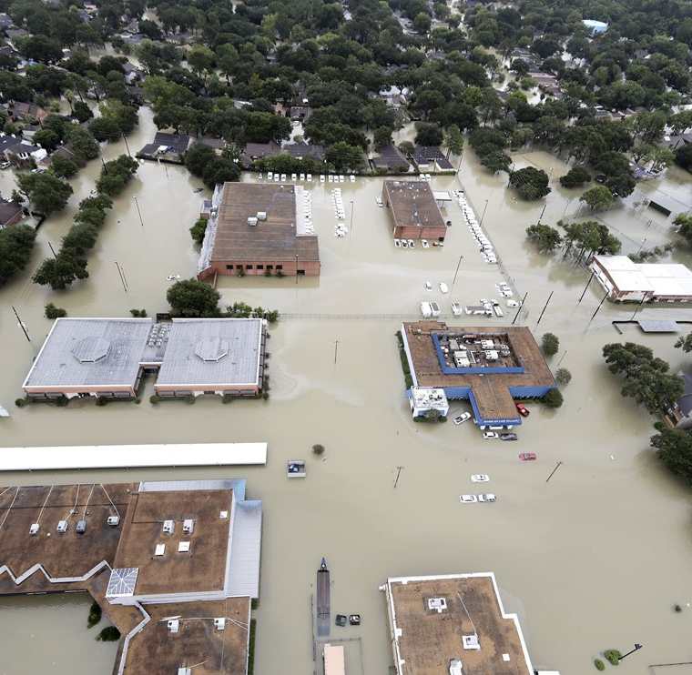 Varias viviendas y barrios quedaron sumergidos por el agua debido a las inundaciones de la tormenta Harvey.(AP).