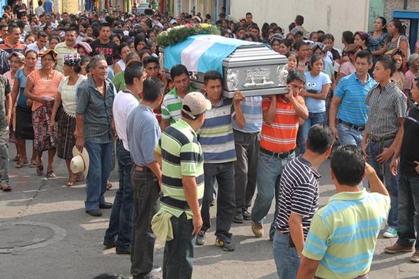 Los restos del agente fueron llevados al Cementerio General de Samayac. (Foto Prensa Libre: Felipe Guzmán)<br _mce_bogus="1"/>