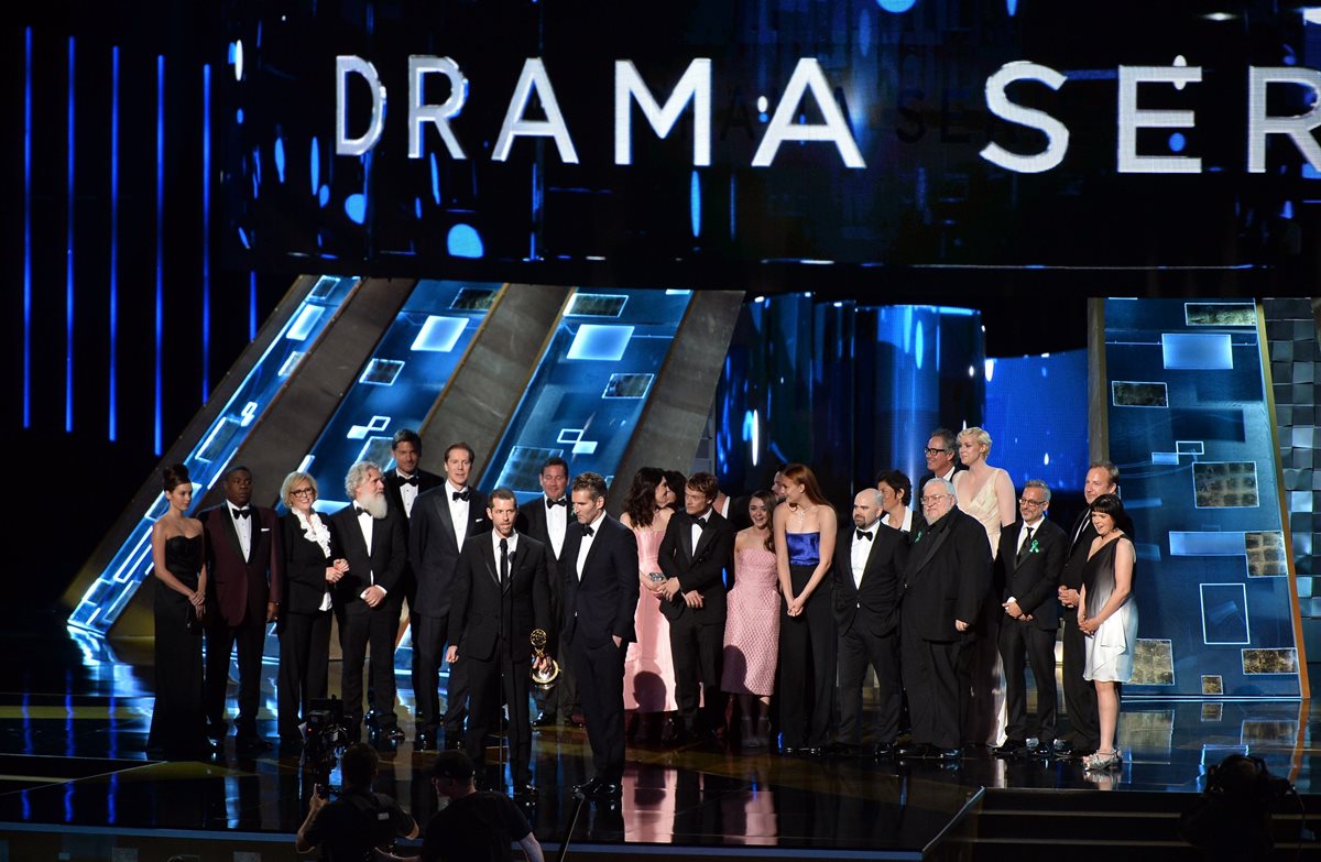 El elenco de Juego de Tronos, al recibir el premio de mejor serie dramática (Foto Prensa Libre: AFP).