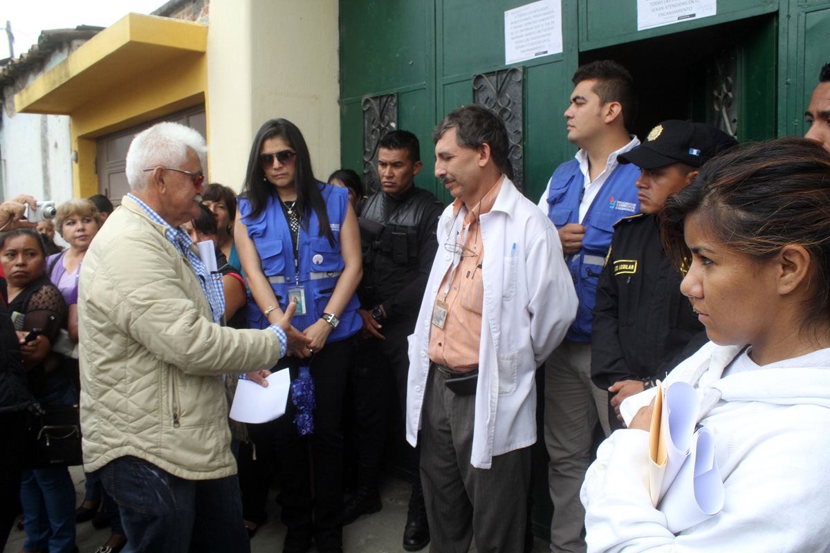 Rigoberto Rojas, -de bata blanca- fue destituido como director del IGSS de Jalapa. (Foto HemerotecaPL: Hugo Oliva)