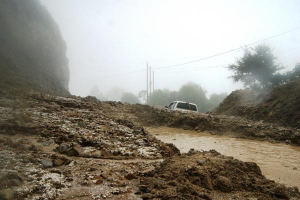 Los ocupantes de un vehiculo se salvan de quedar atrapados en un derrumbe en el km. 147 de la ruta entre Solola y el muncipio de Concepcion a 8 kms. de la cabecera (Foto Prensa Libre)