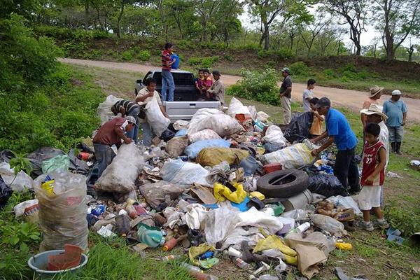 Jornadas de limpieza en contra del chikungunya, en Jutiapa. (Foto Óscar González).