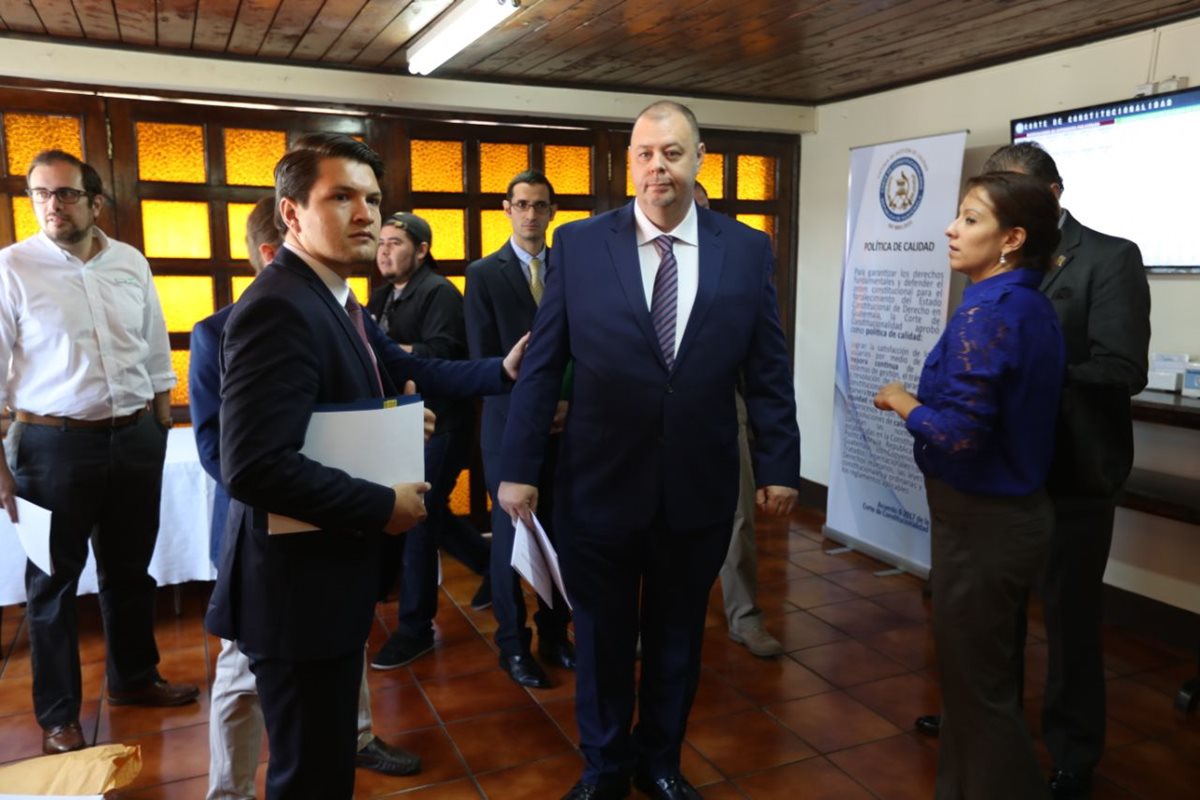 Ejecutivos de Minera San Rafael y otras instituciones presentaron cuatro solicitudes de acceso a la información ante la CC. (Foto Prensa Libre: Esbin García)