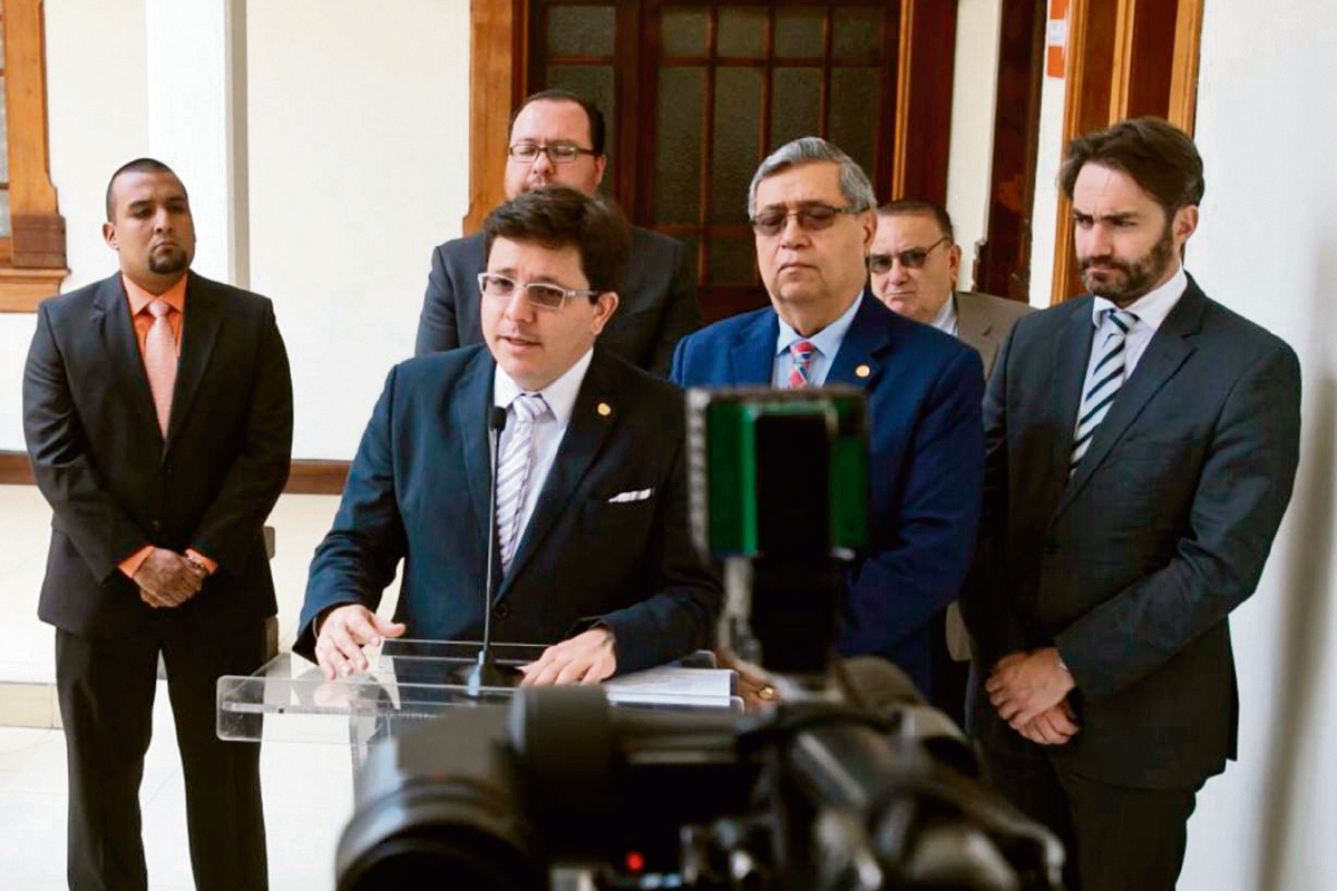 Julio Héctor Estrada, ministro de Finanzas, y Jafeth Cabrera, presidente en funciones, exponen las implicaciones por el atraso de la readecuación del gasto.