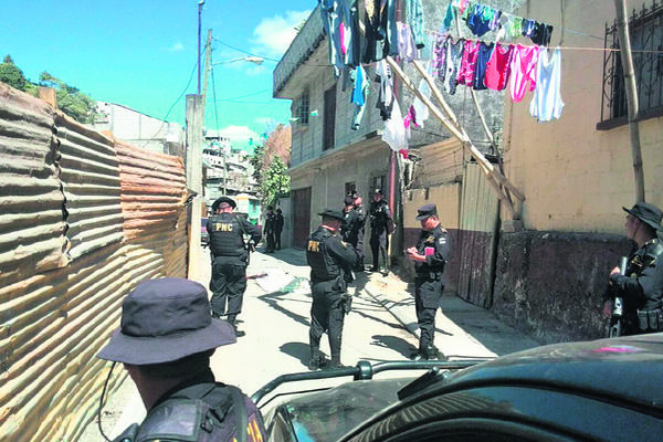 Agentes de la Policía Nacional Civil recaban evidencias en el lugar donde ayer fue baleado David Jeremías Culajay Boch, de 17 años. (Foto Prensa Libre: Byron Vasquez)
